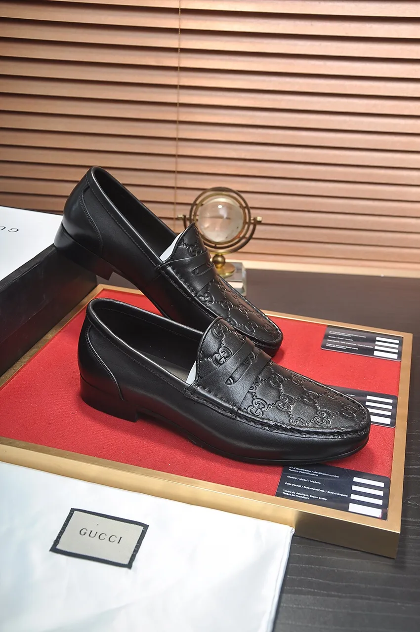 Men's shoes💰500💶Italy's top luxury men's shoe giant (GUCCI) (Gucci) (full cowhide lining) new arrival🍃Original European style🔰 Pleasant to the eye😍In order to make the shoes more durable and non-deformable🌀The production continues to follow traditional methods but there is still no lack of innovation💪Choose original sheepskin for the leather♻️ Smooth and natural And extra bright ⭐Made of imported cowhide, the first choice of rich people 38-45 (45 customized)
